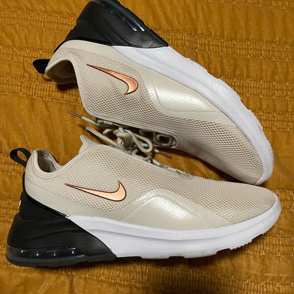 Nike Womens WMNS Air Max Motion 2 AO0352 109